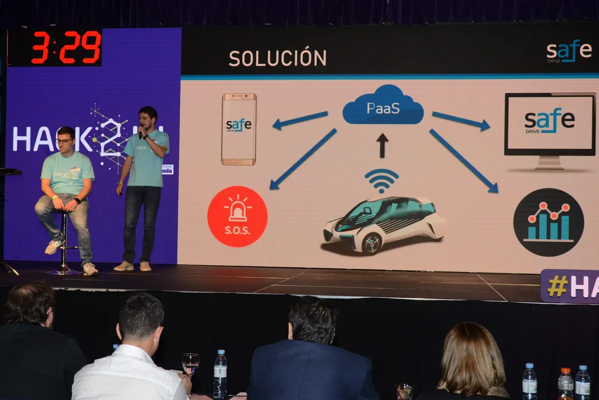 Presentación de una solución durante una experiencia de innovación abierta y prototipado